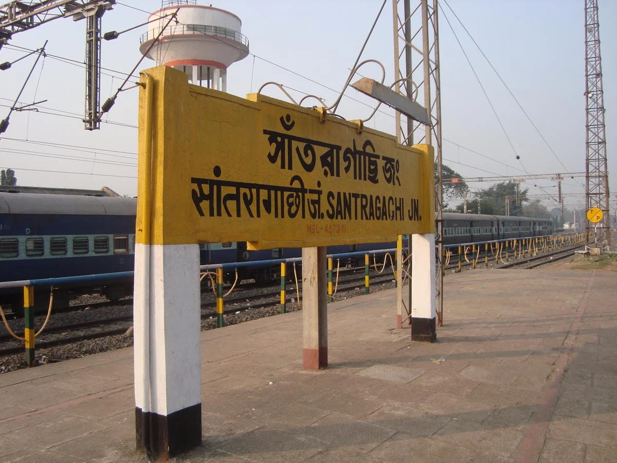 ভোররাতে দুর্ঘটনা, সাঁতরাগাছি ব্রিজের রেলিং ভেঙে ৩০ ফুট নিচে পড়ল লরি, নিখোঁজ চালক ও খালাসি