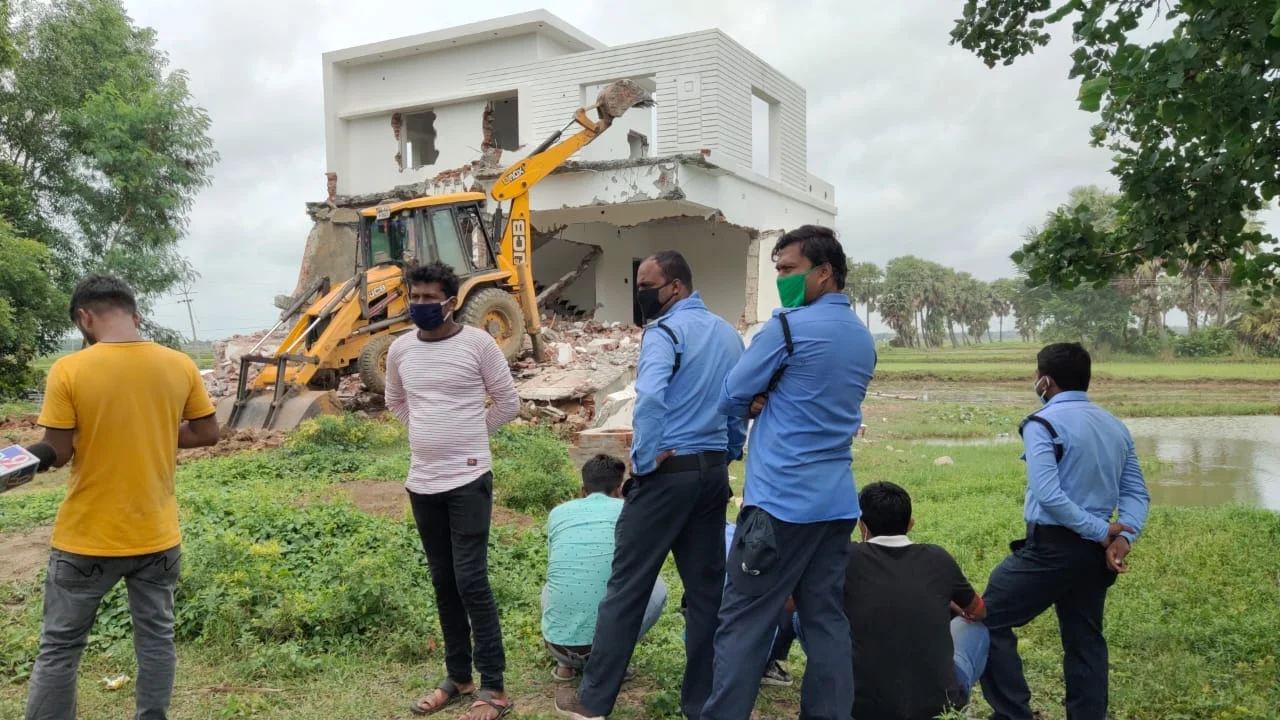 হাইকোর্টের নির্দেশে, অবৈধ নির্মাণ ভাঙল প্রশাসন