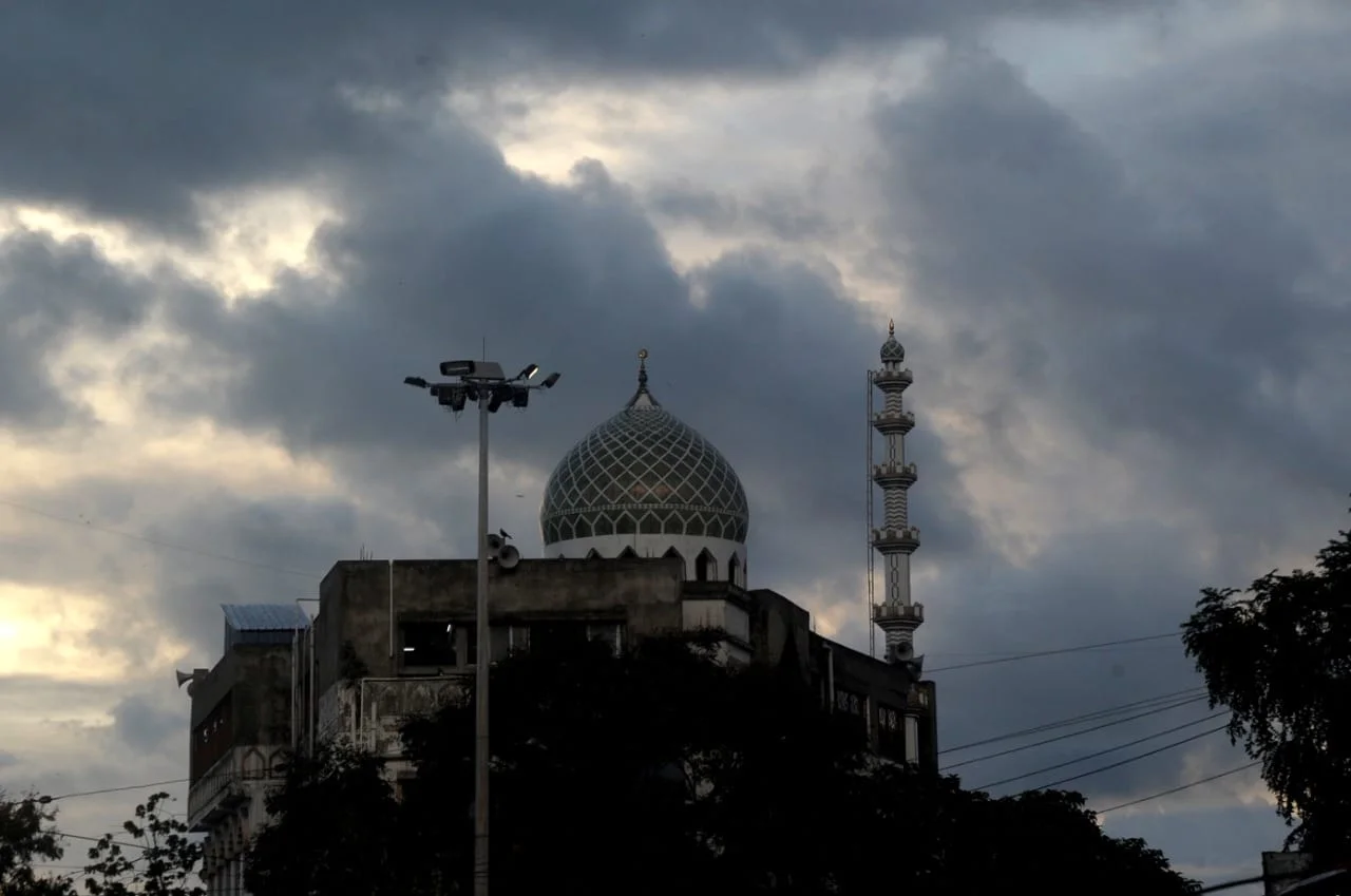 আজ কলকাতার আকাশে সারাদিনই চলে মেঘের খেলা।ছবি গুলি ক্যামেরা বন্ধি করেছেন সন্দীপ সাহা এবং সঞ্জয় পুরকাইত