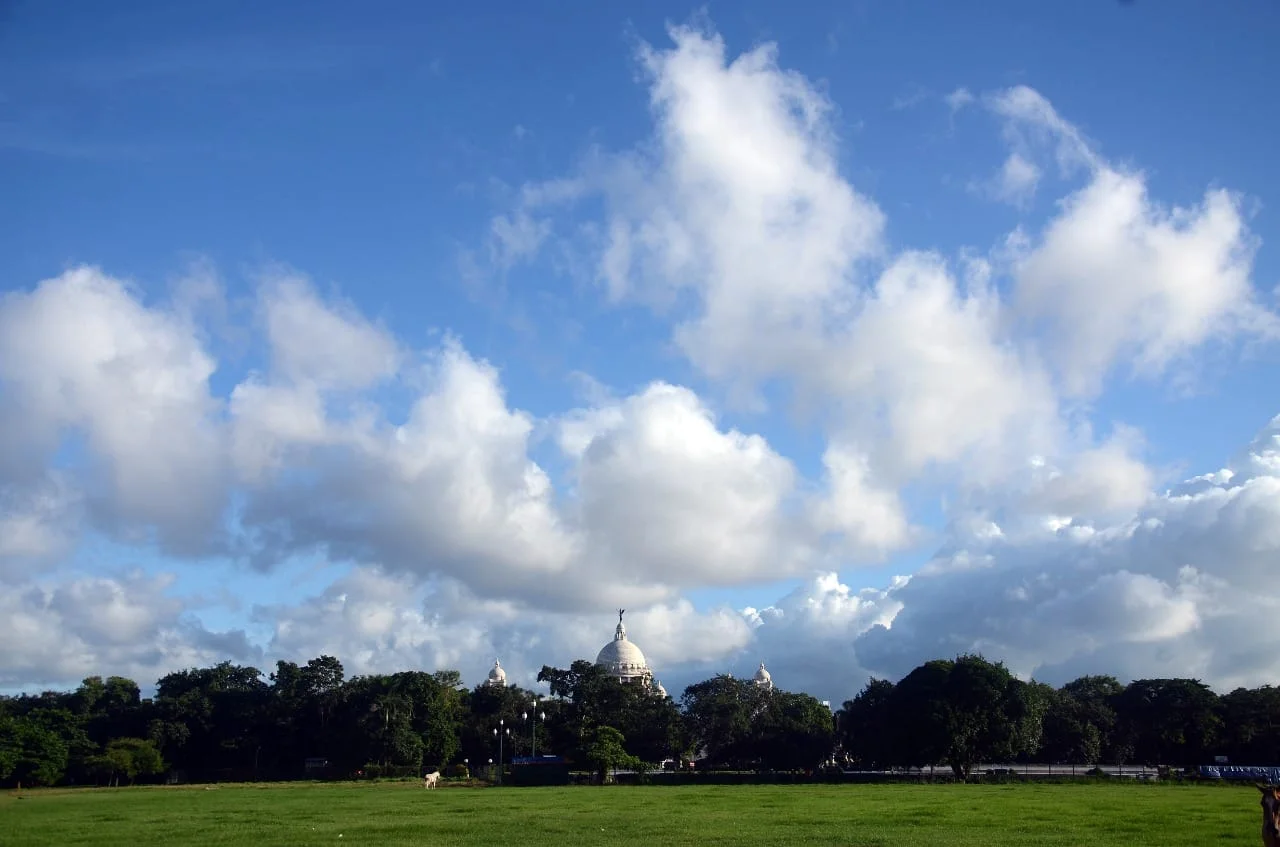 আজ কলকাতার আকাশে সারাদিনই চলে মেঘের খেলা।ছবি গুলি ক্যামেরা বন্ধি করেছেন সন্দীপ সাহা এবং সঞ্জয় পুরকাইত