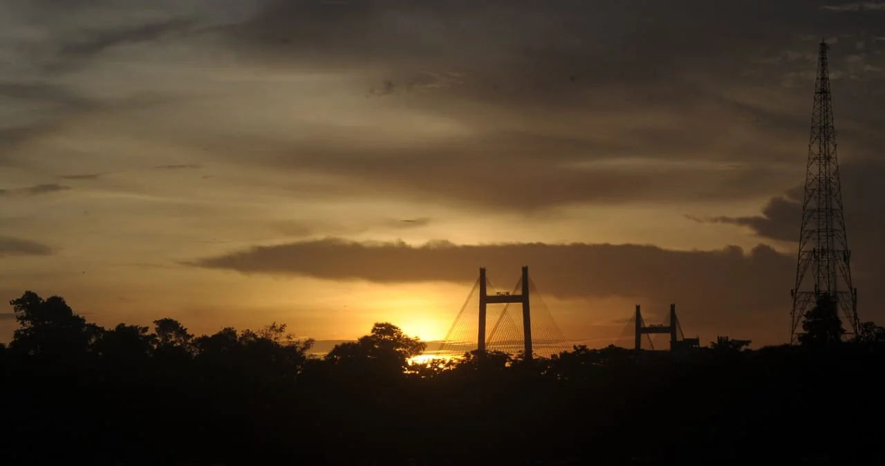 আজ কলকাতার আকাশে সারাদিনই চলে মেঘের খেলা।ছবি গুলি ক্যামেরা বন্ধি করেছেন সন্দীপ সাহা এবং সঞ্জয় পুরকাইত