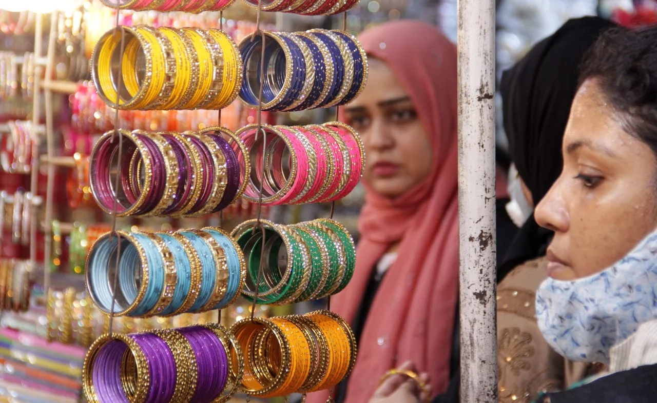 ঈদের আগে শেষ মুহূর্তের ব্যস্ততা, কাঁচের চুরি কিনতে দোকানে দোকানে ভিড়