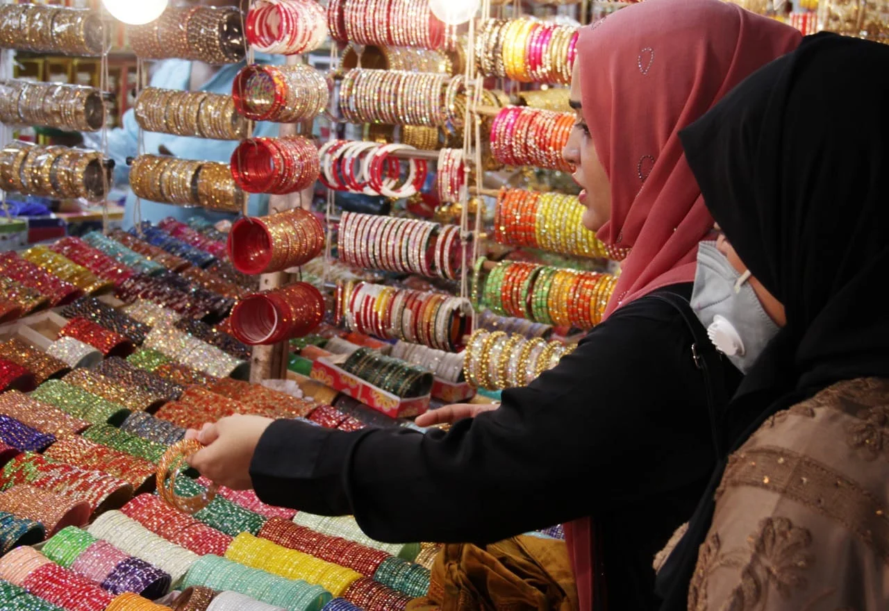 ঈদের আগে শেষ মুহূর্তের ব্যস্ততা, কাঁচের চুরি কিনতে দোকানে দোকানে ভিড়