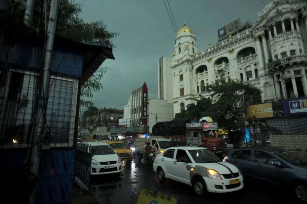 দুপু্রেই নামল রাতের অন্ধকার, কলকাতা শহরজুড়ে বজ্রবিদ্যুৎ সহ বৃষ্টি