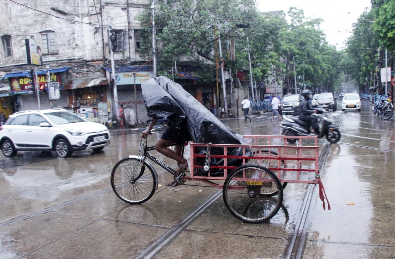 কয়েকঘন্টার টানা বৃষ্টিতে ভিজল তিলোত্তমা, বজ্রবিদ্যুৎ-সহ হাল্কা থেকে মাঝারি বর্ষণের পূর্বাভাস