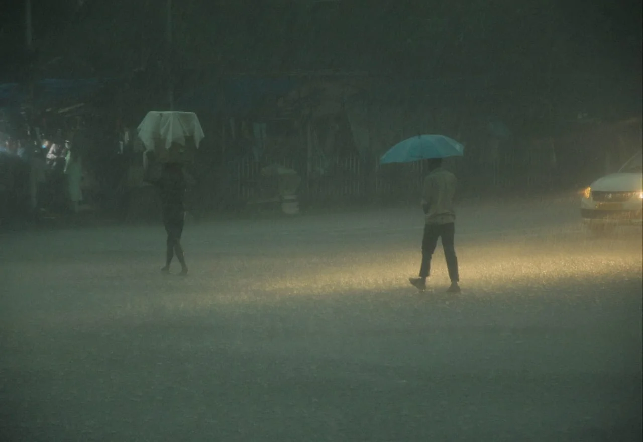 দুপু্রেই নামল রাতের অন্ধকার, কলকাতা শহরজুড়ে বজ্রবিদ্যুৎ সহ বৃষ্টি
