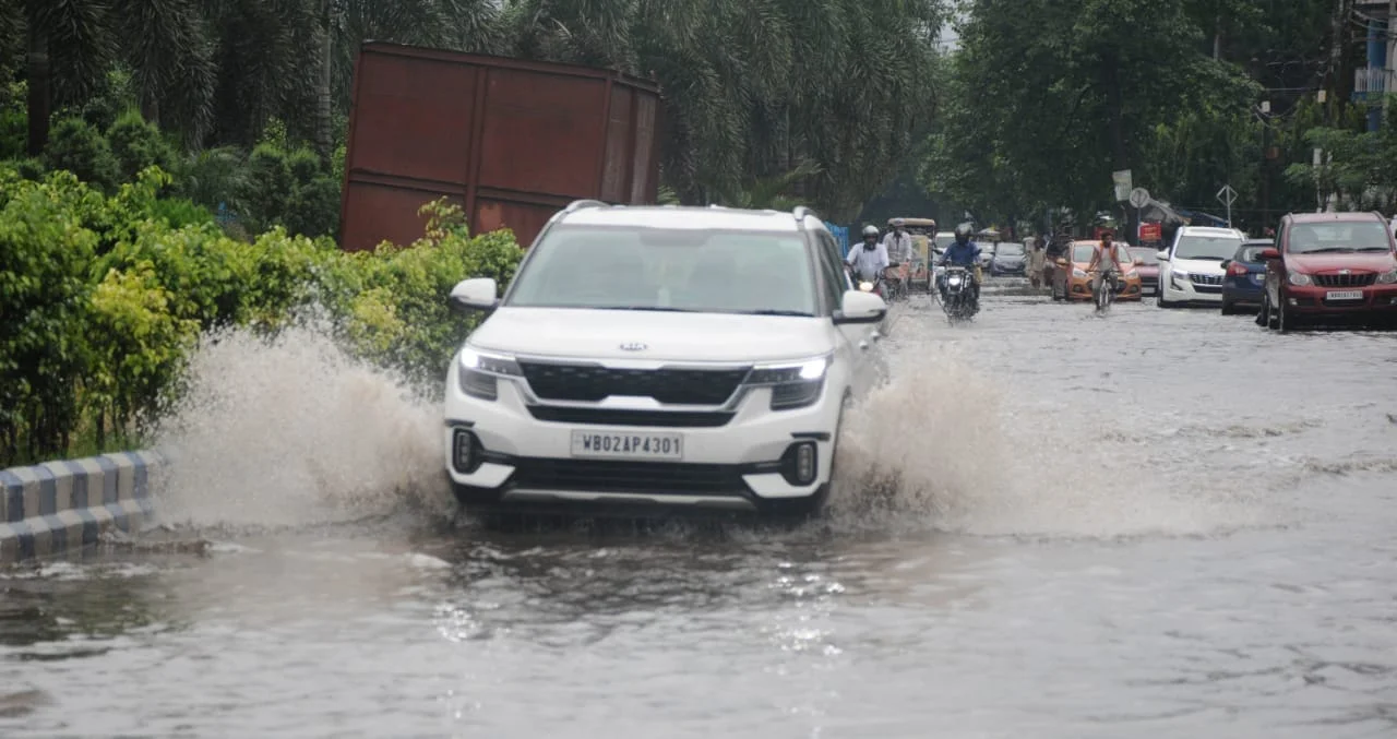 জলে থৈ থৈ কৈখালি ভিআইপি সার্ভিস রোড