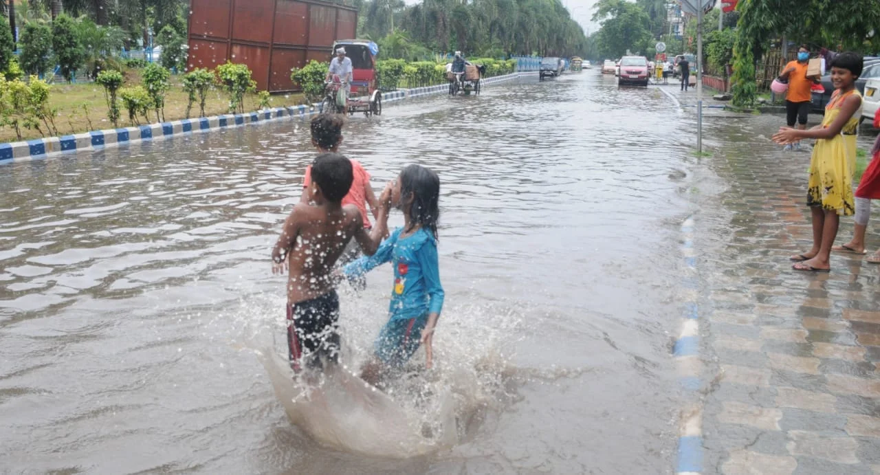 জলে থৈ থৈ কৈখালি ভিআইপি সার্ভিস রোড
