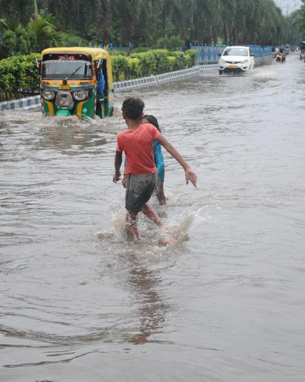 জলে থৈ থৈ কৈখালি ভিআইপি সার্ভিস রোড