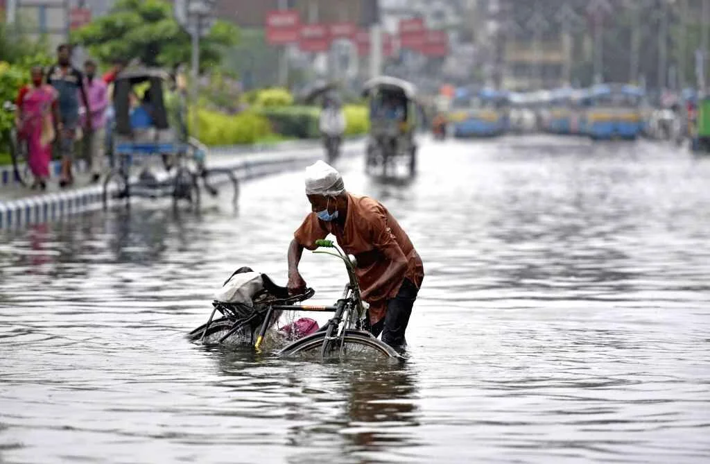 অবিরাম বৃষ্টিতে বিপর্যস্ত কলকাতা, পুরসভার পক্ষ থেকে চালু ৪৫০টি পাম্প, খোলা হয়েছে কন্ট্রোল রুম