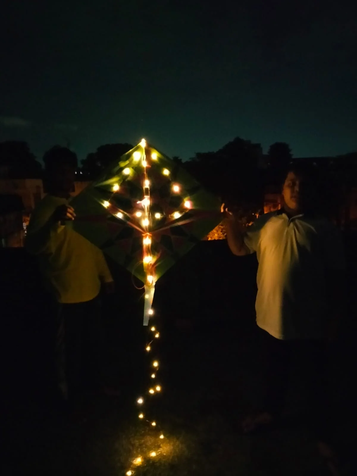 এই প্রথম কলকাতার রাতের আকাশে উড়ল আলোকিত ঘুড়ি