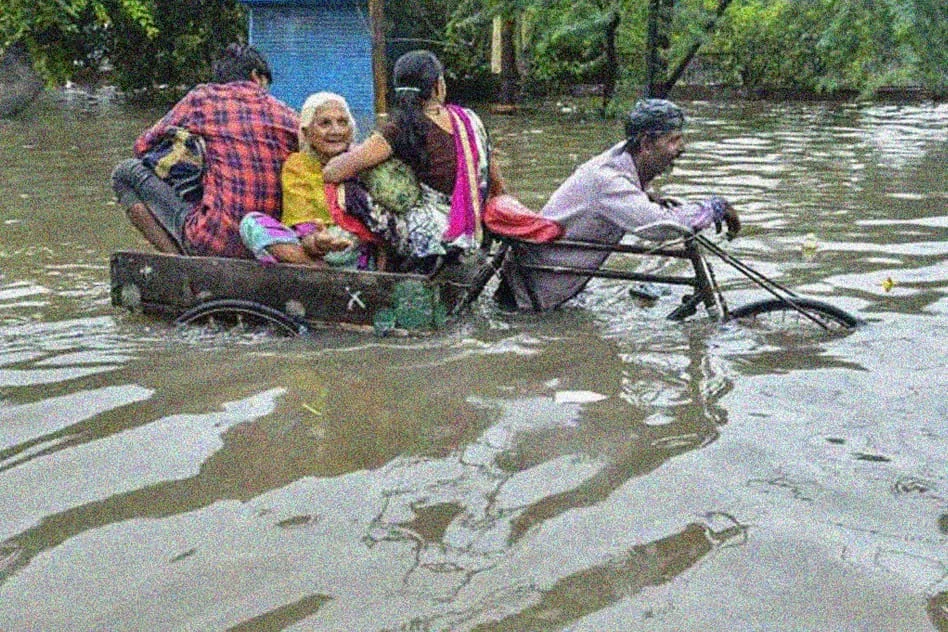 বানভাসি উত্তরপ্রদেশের ২১টি জেলার ৩৫৭টি গ্রাম, বিপদসীমার ওপর দিয়ে বইছে গঙ্গা-যমুনার জল