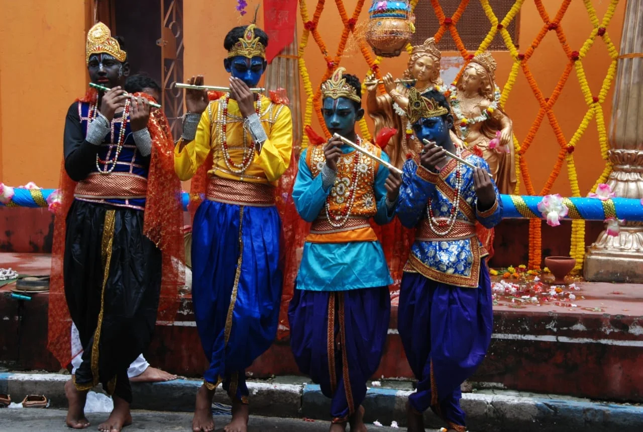 জন্মাষ্টমীতে রাধা-কৃষ্ণের সাজে 'সিমলা বিবেকানন্দ স্পোটিং ক্লাব', এর সদস্যরা