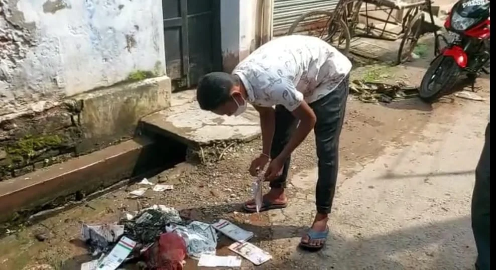 নর্দমার জলে ভাসছে আধার কার্ড!
