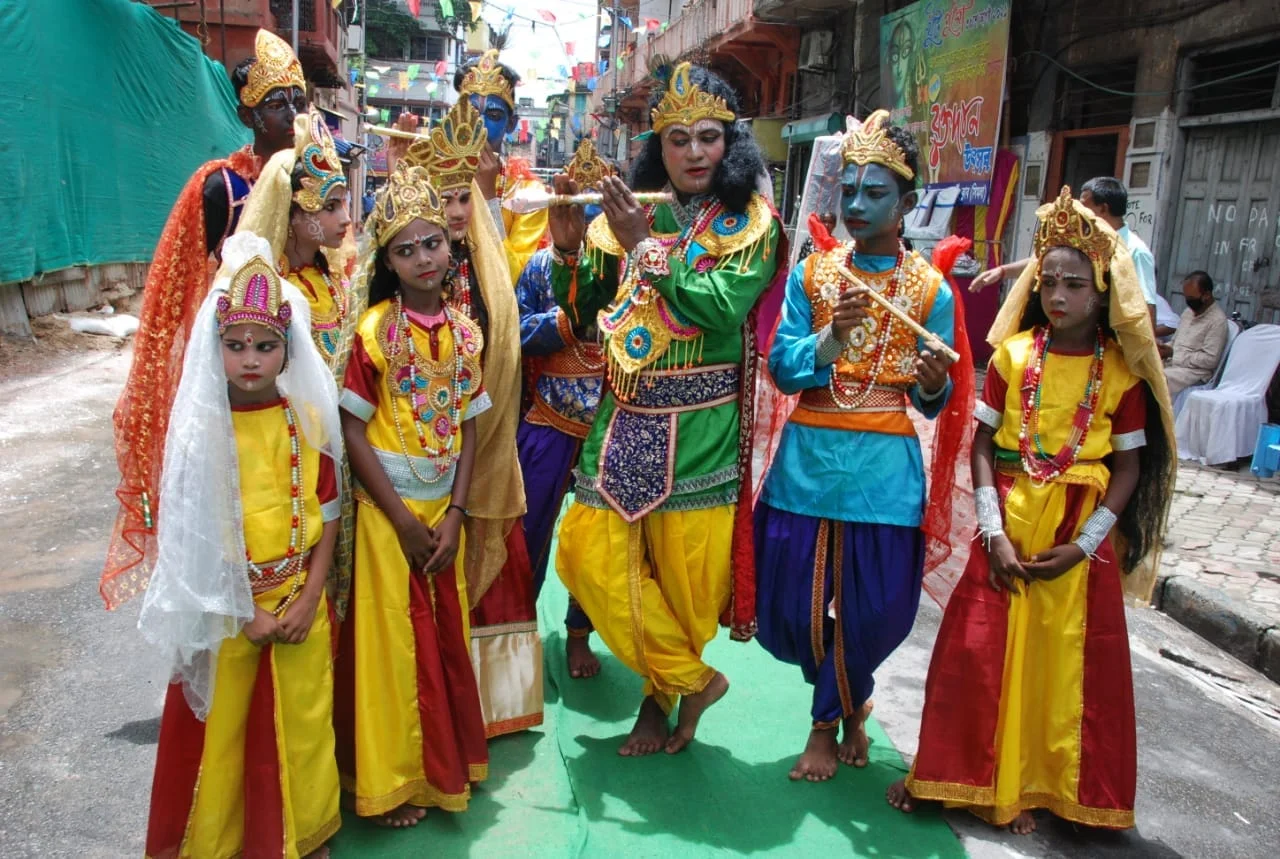 জন্মাষ্টমীতে রাধা-কৃষ্ণের সাজে 'সিমলা বিবেকানন্দ স্পোটিং ক্লাব', এর সদস্যরা