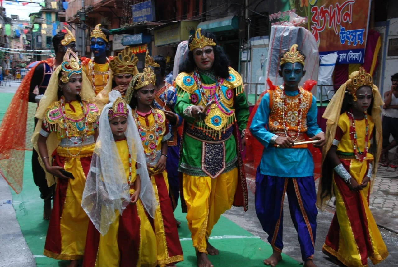 জন্মাষ্টমীতে রাধা-কৃষ্ণের সাজে 'সিমলা বিবেকানন্দ স্পোটিং ক্লাব', এর সদস্যরা