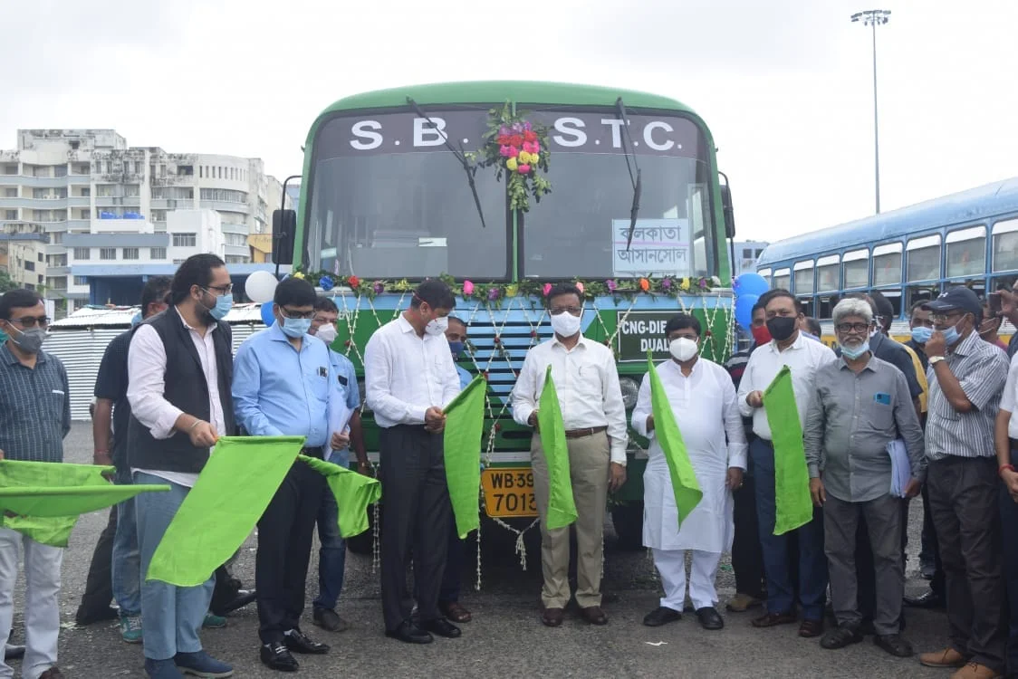 সিএনজি -ডিজেল চালিত বাসের উদ্বোধন করে ফের চালকের আসনে ফিরহাদ