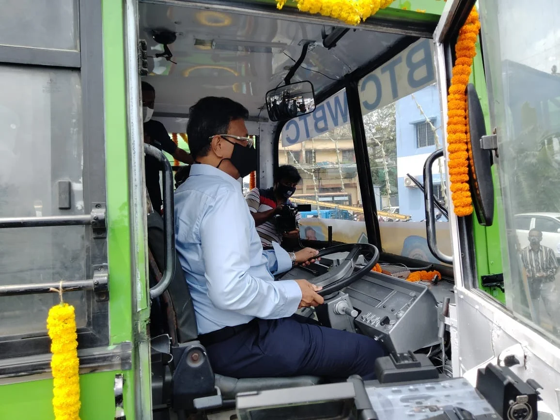 কলকাতায় চালু সিএনজি–চালিত বাস, সূচনায় গাড়ির স্টিয়ারিং ধরলেন পরিবহণমন্ত্রী ফিরহাদ