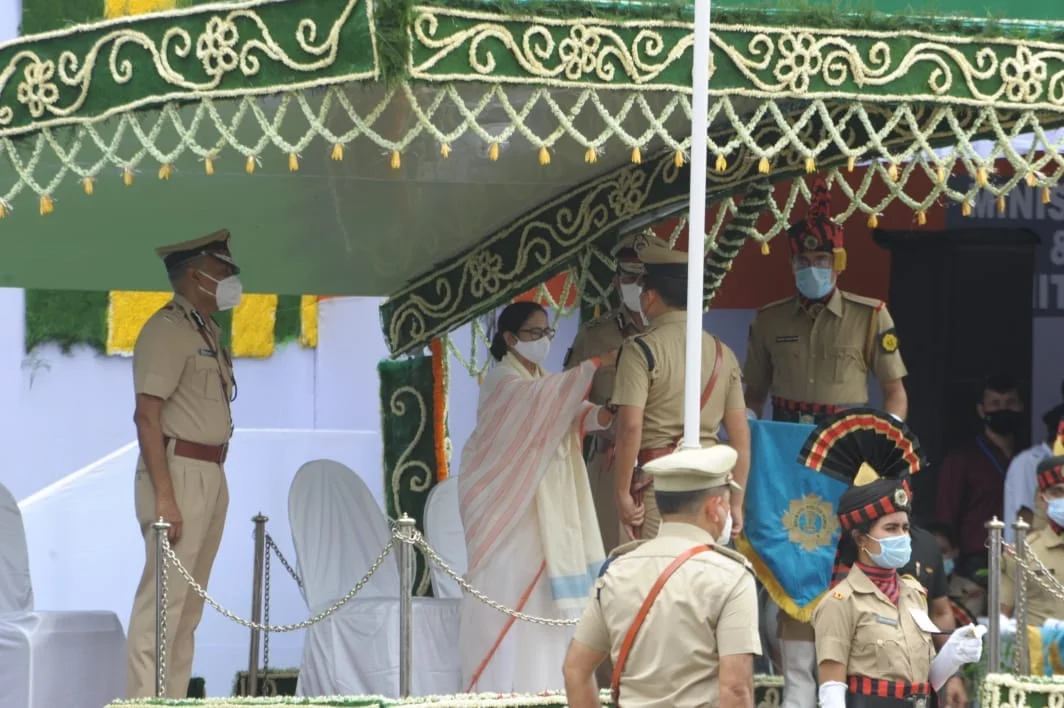 কোভিড প্রোটোকল মেনে রেডরোডে জাতীয় পতাকা উত্তোলন করলেন মুখ্যমন্ত্রী মমতা বন্দ্যোপাধ্যায়