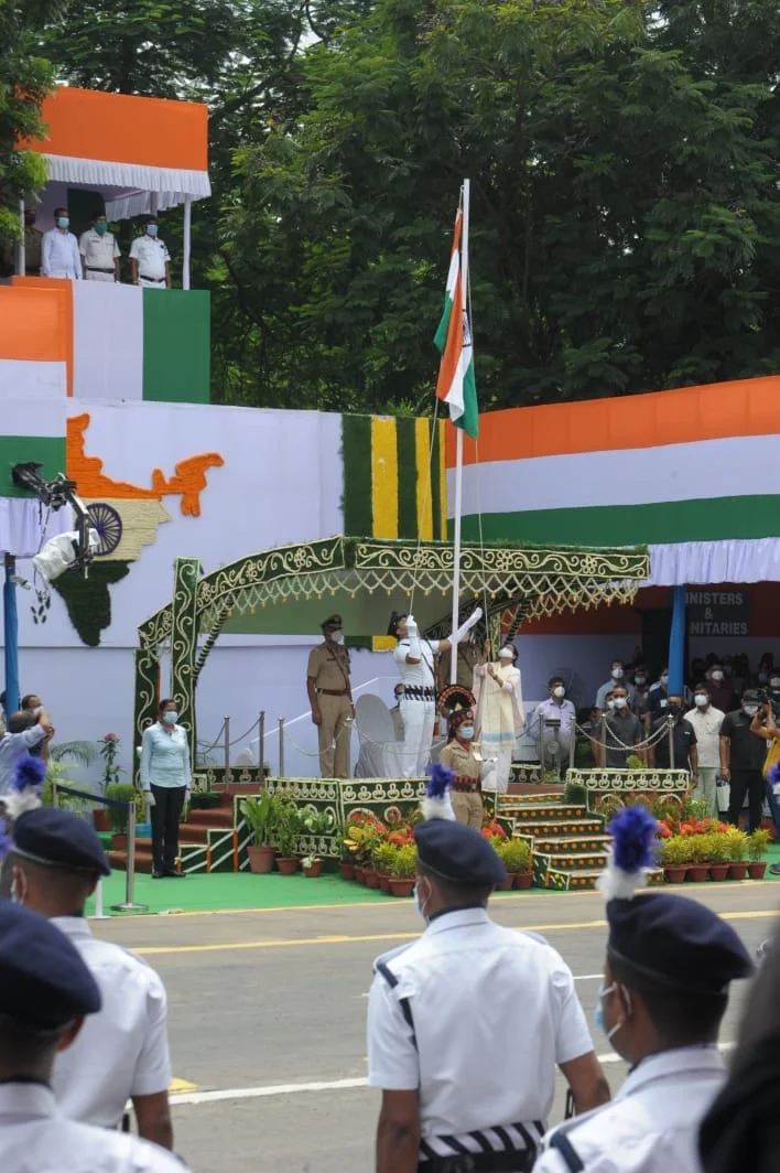 কোভিড প্রোটোকল মেনে রেডরোডে জাতীয় পতাকা উত্তোলন করলেন মুখ্যমন্ত্রী মমতা বন্দ্যোপাধ্যায়