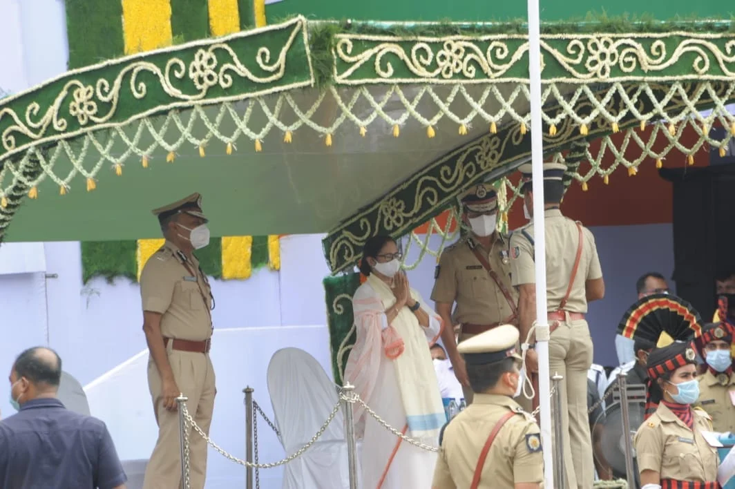 কোভিড প্রোটোকল মেনে রেডরোডে জাতীয় পতাকা উত্তোলন করলেন মুখ্যমন্ত্রী মমতা বন্দ্যোপাধ্যায়