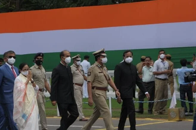 কোভিড প্রোটোকল মেনে রেডরোডে জাতীয় পতাকা উত্তোলন করলেন মুখ্যমন্ত্রী মমতা বন্দ্যোপাধ্যায়