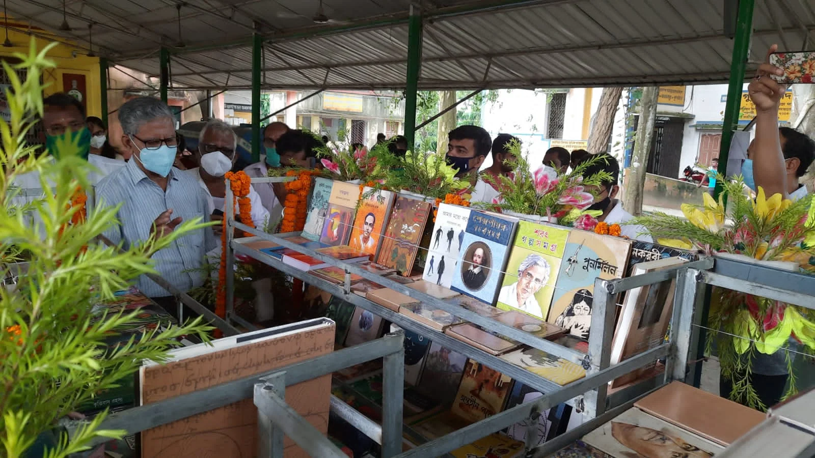 সোশ্যাল মিডিয়া আসক্ত বর্তমান প্রজন্মকে বইমুখী করতে অভিনব ভ্রাম্যমাণ লাইব্রেরী