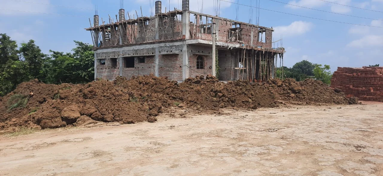 কোপাই নদীর পাড় থেকে মাটি চুরি, আটক ২