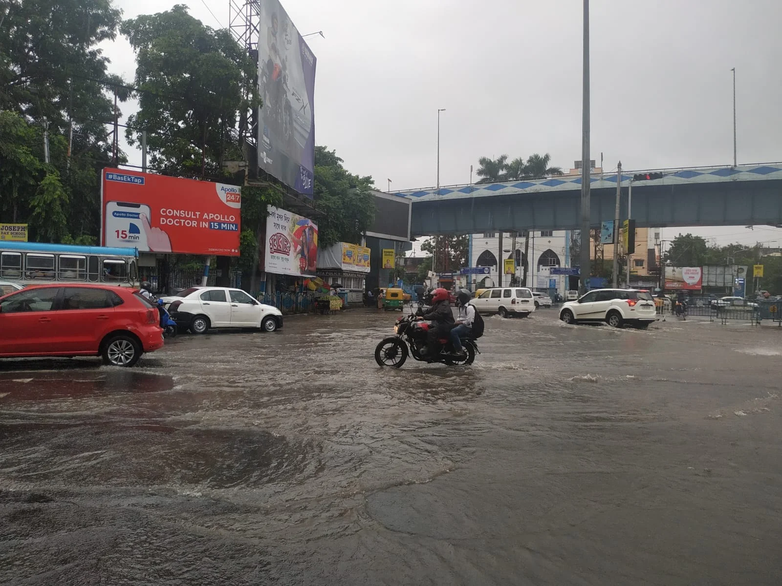 ফের ভারী বৃষ্টির পূর্বাভাস বঙ্গে, একাধিক এলাকা জলের তলায়