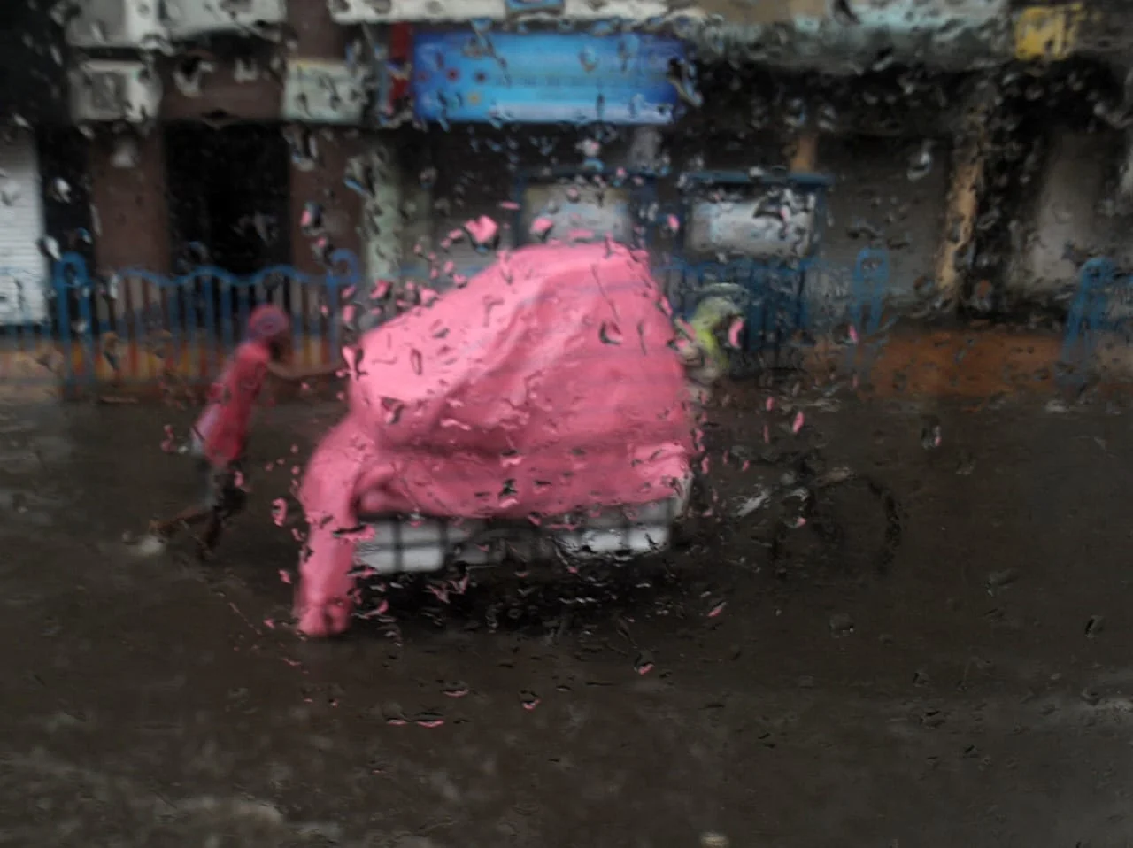ফের ভারী বৃষ্টির পূর্বাভাস বঙ্গে, একাধিক এলাকা জলের তলায়