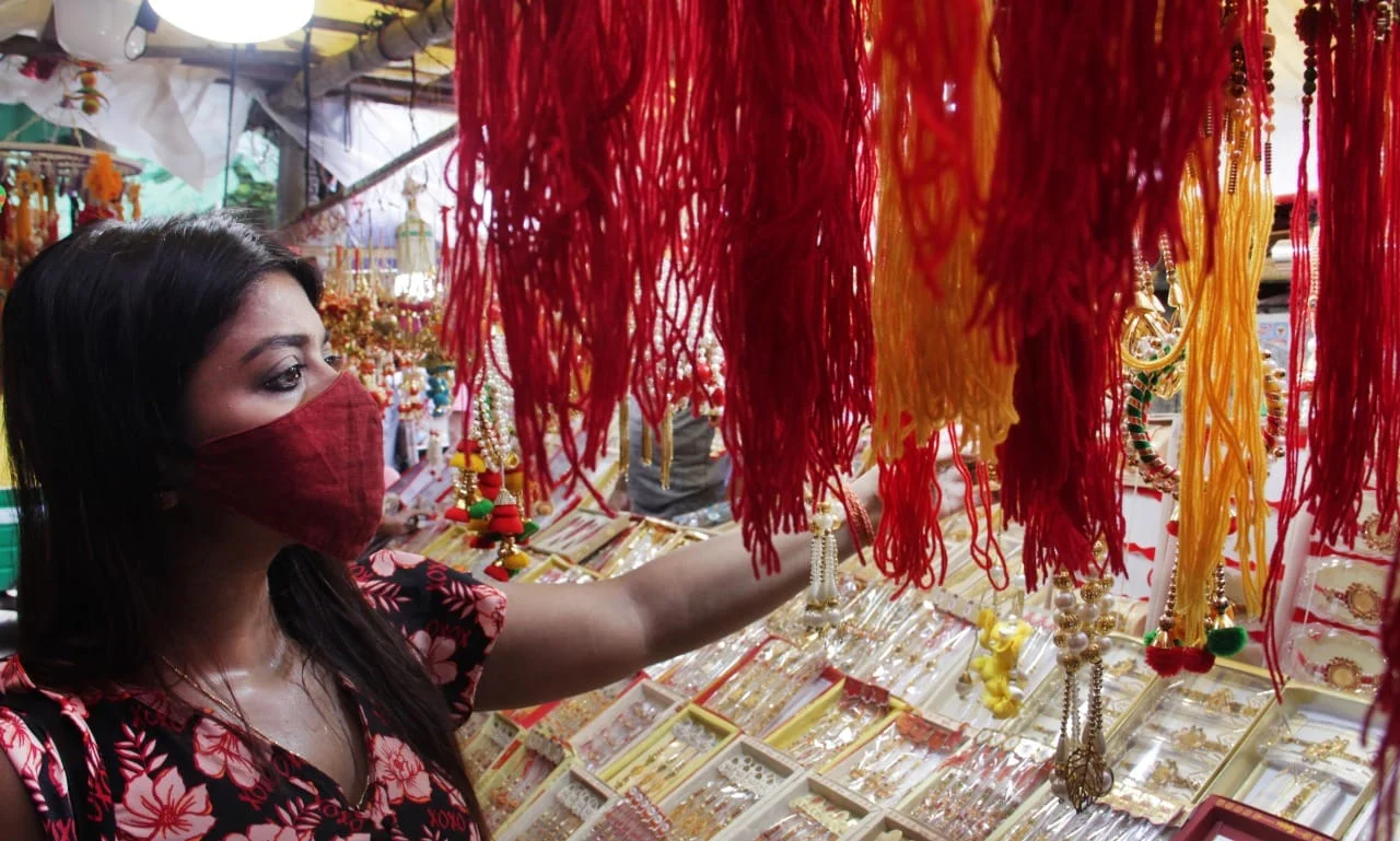 রাখী পূর্ণিমা উপলক্ষে চলছে কেনাকাটা...