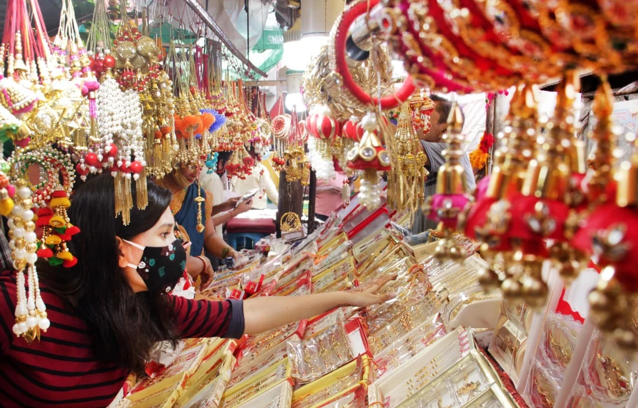 রাখী পূর্ণিমা উপলক্ষে চলছে কেনাকাটা...