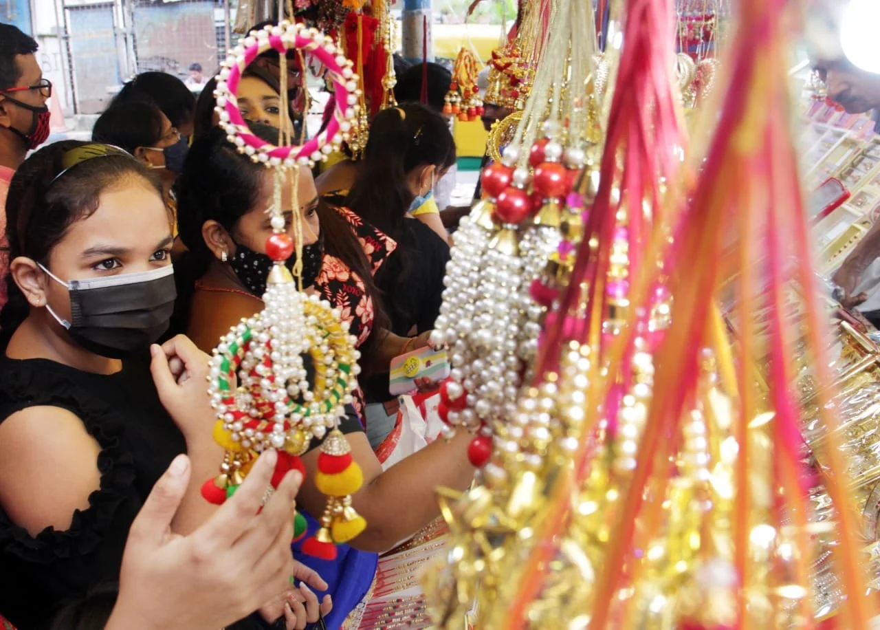 রাখী পূর্ণিমা উপলক্ষে চলছে কেনাকাটা...