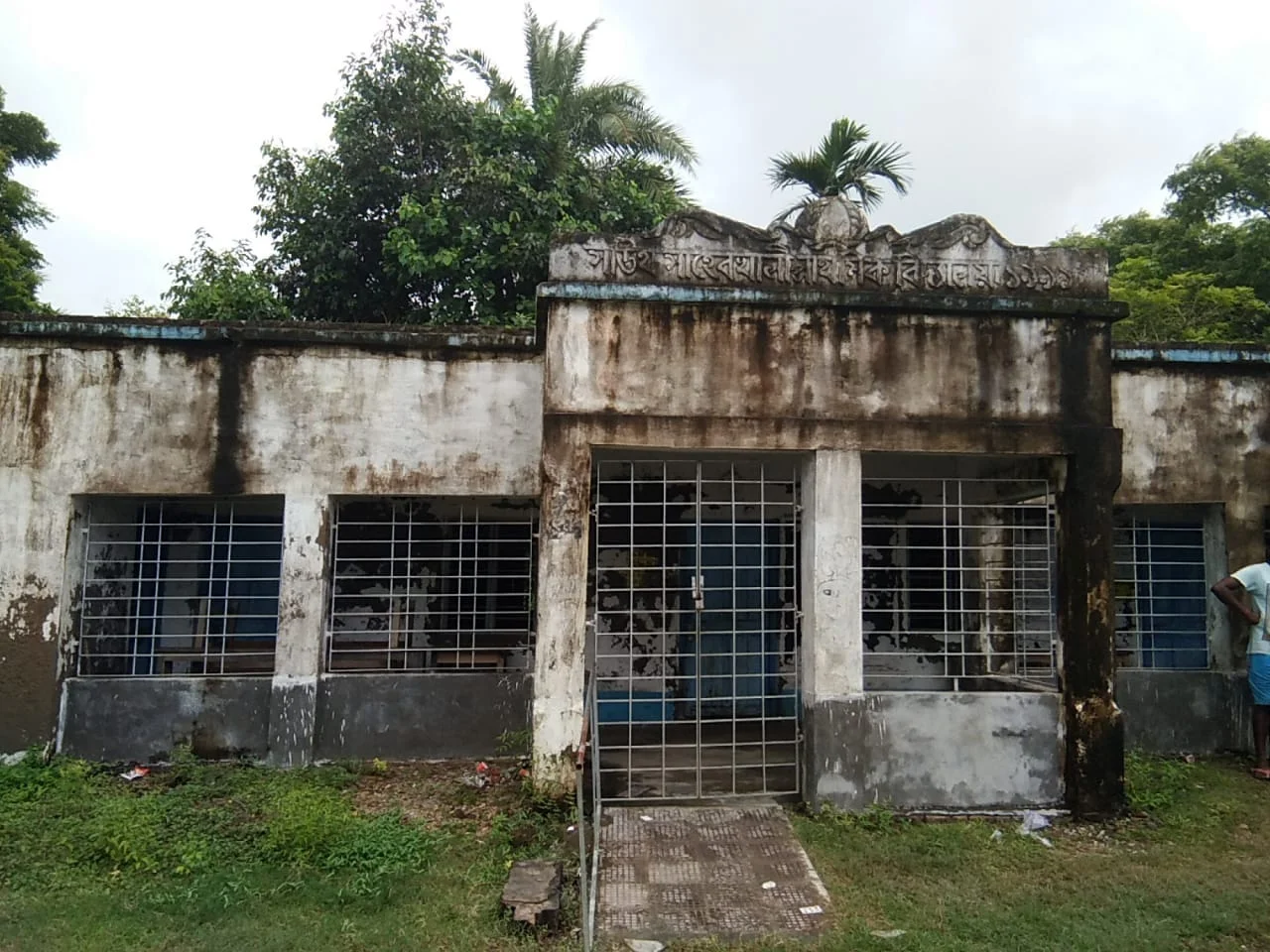 চাকরি দেওয়ার নাম করে টাকা আত্মসাৎ করে স্কুলে আসেন না প্রধান শিক্ষক, বন্ধ মিড ডে মিল
