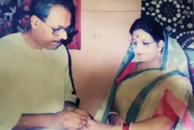 প্রয়াত বিশিষ্ট সাহিত্যিক শীর্ষেন্দু মুখোপাধ্যায় স্ত্রী সোনামন মুখোপাধ্যায়, শোকস্তদ্ধ সাহিত্য মহল