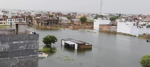 বানভাসি উত্তরপ্রদেশের ২১টি জেলার ৩৫৭টি গ্রাম, বিপদসীমার ওপর দিয়ে বইছে গঙ্গা-যমুনার জল