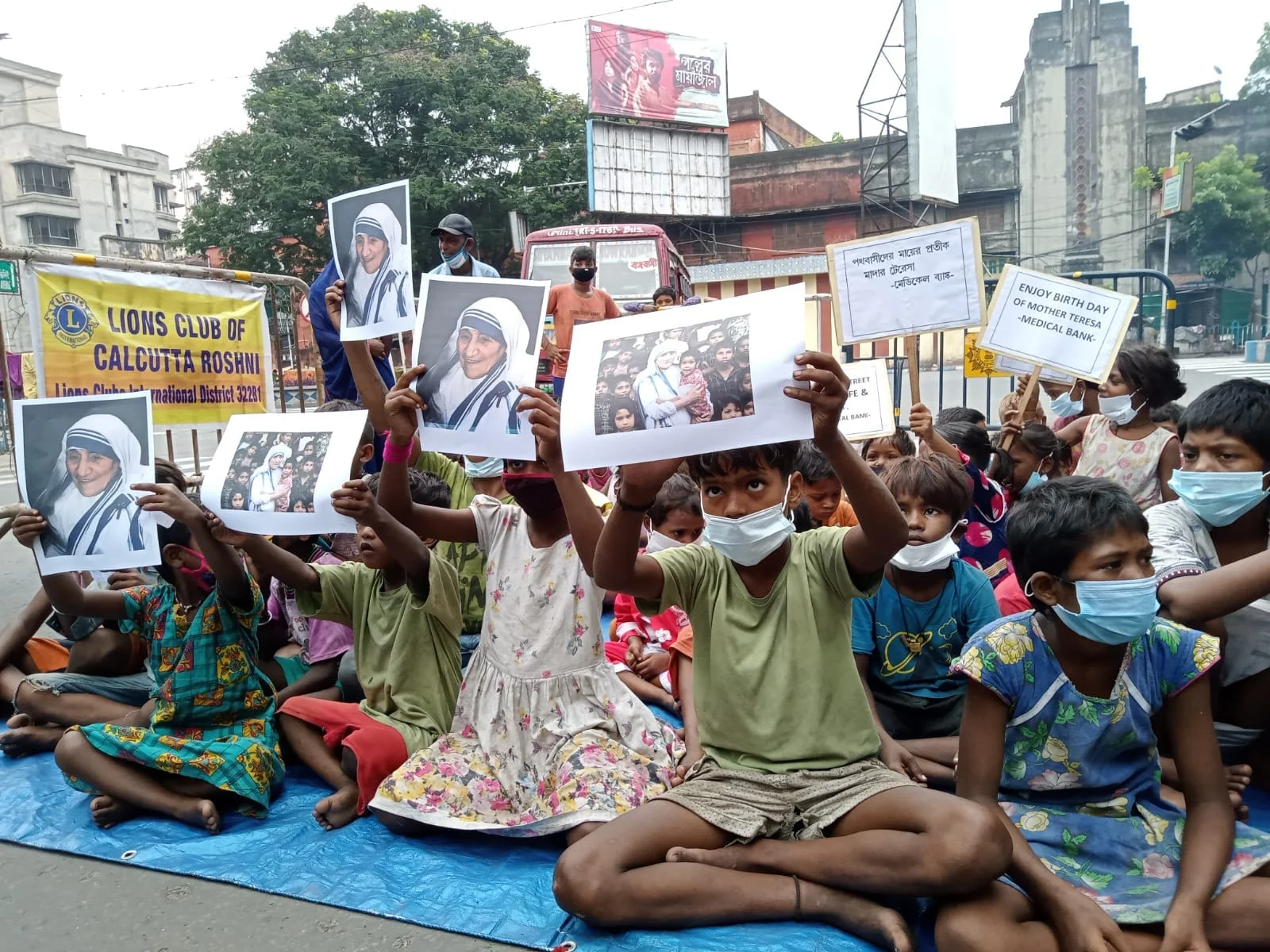 মাদার টেরেসার জন্মদিন উপলক্ষ্যে পথশিশুদের নিয়ে স্বেচ্ছাসেবী সংগঠনের বিশেষ অনুষ্ঠান