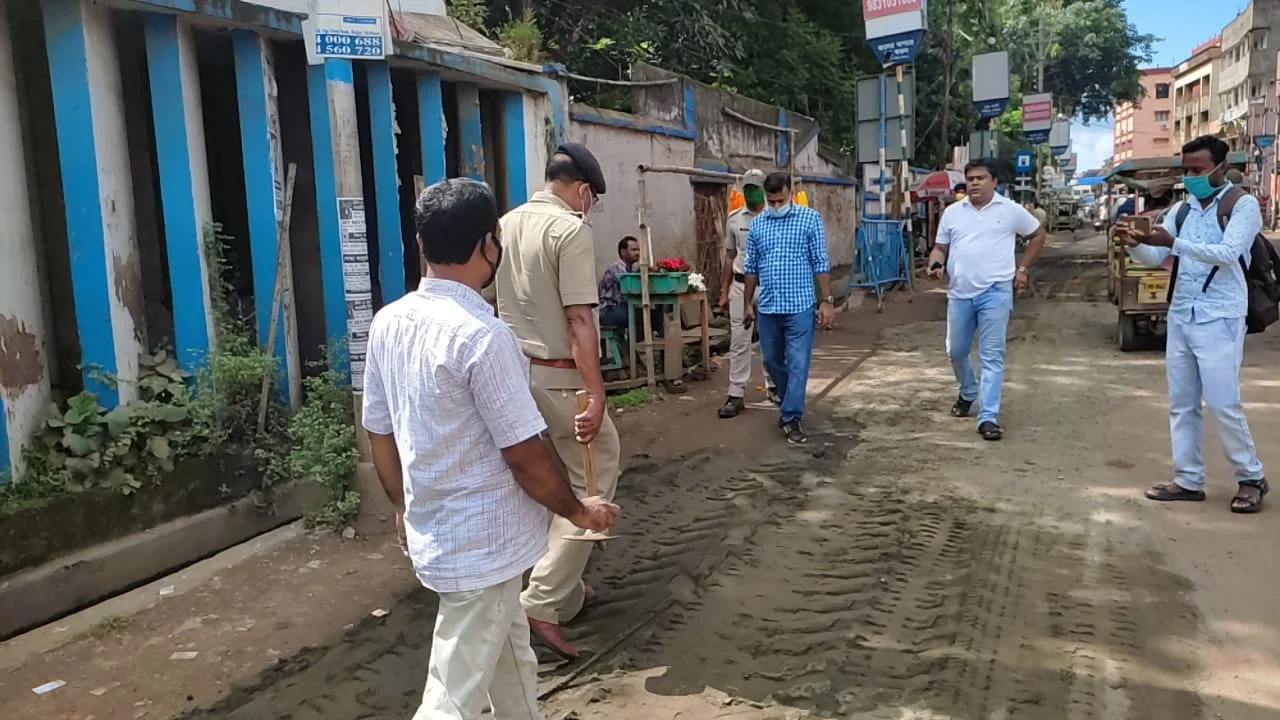 বেহাল রাস্তা সংস্কারের কাজে হাত লাগালেন পুলিশ কর্মীরা