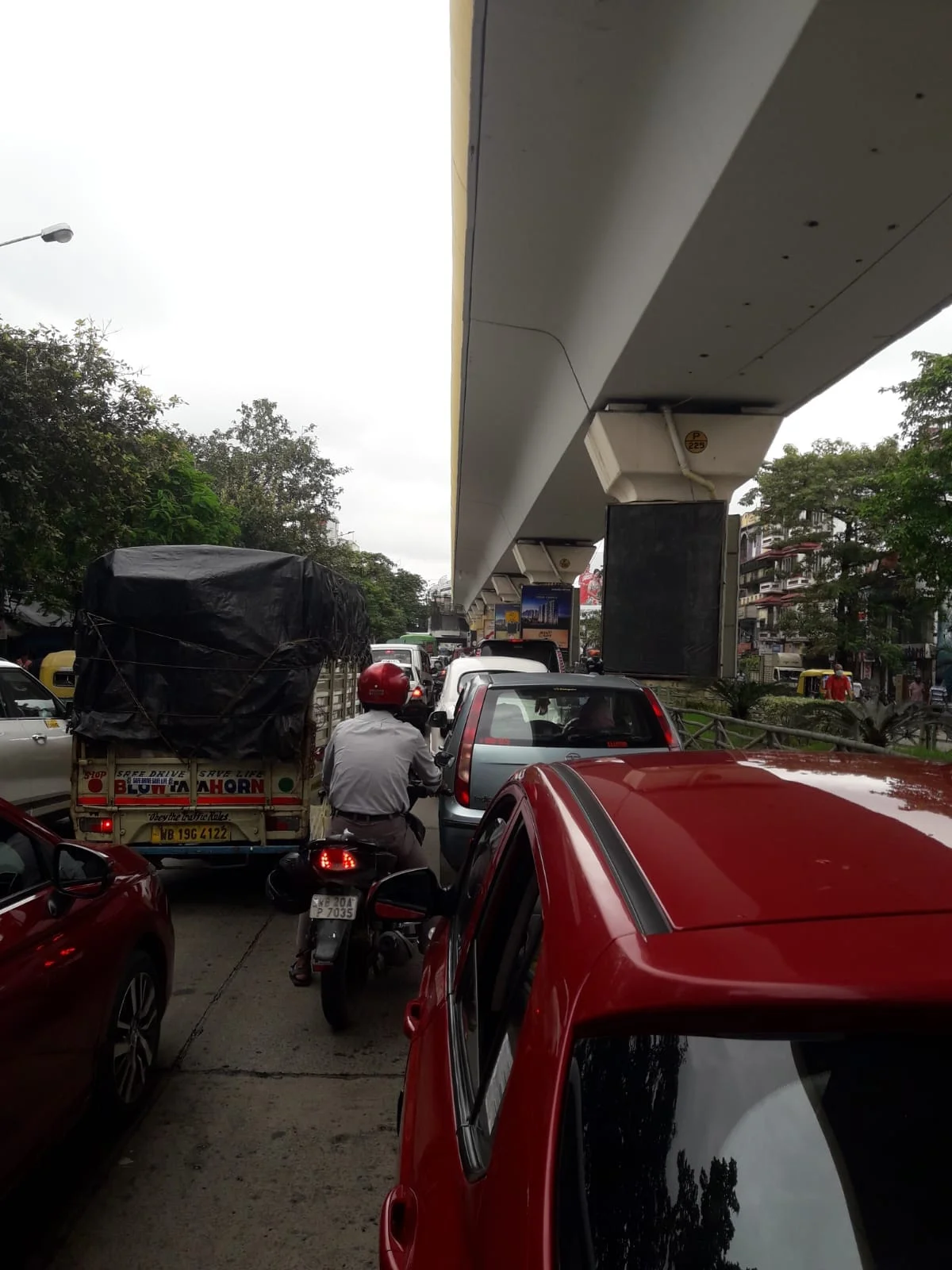 জলযন্ত্রণা থেকে তীব্র যানজট, গুণতে হচ্ছে দ্বিগুণ ভাড়া, নাকাল শহরবাসী