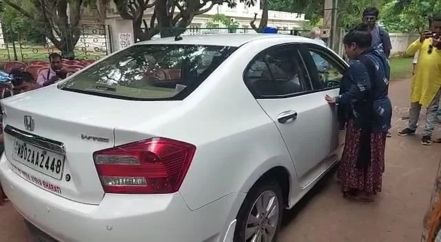 অবস্থান মঞ্চে কলকাতা বিশ্ববিদ্যালয়ের পড়ুয়ারা, উপাচার্যের গাড়ি তল্লাশি