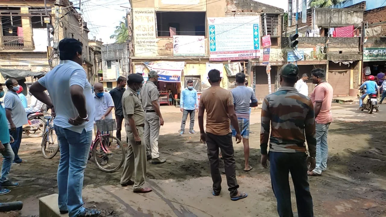 বেহাল রাস্তা সংস্কারের কাজে হাত লাগালেন পুলিশ কর্মীরা