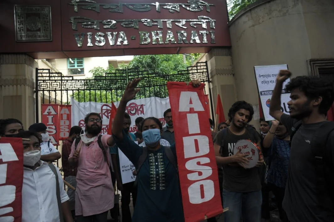 বিশ্বভারতীর উপাচার্যের বিরুদ্ধে প্রতিবাদ জানিয়ে, কলকাতায় বিক্ষোভ