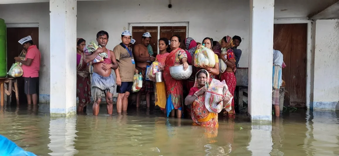 বন্যা দূর্গতদের পাশে আম আদমি পার্টি