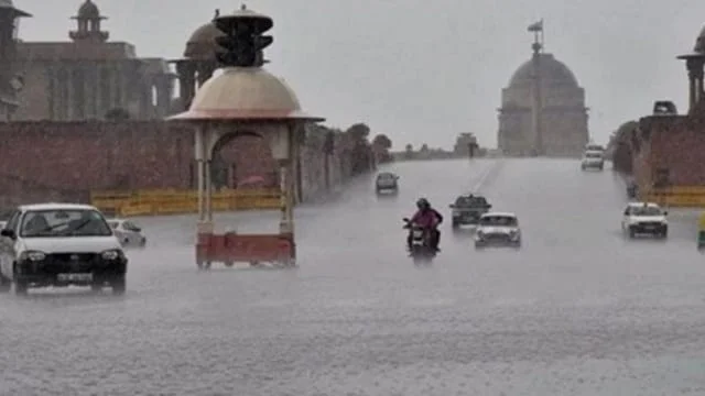 গত ১৯ বছরের মধ্যে এই প্রথম রেকর্ড বৃষ্টি দিল্লিতে, প্লাবিত বহু এলাকা