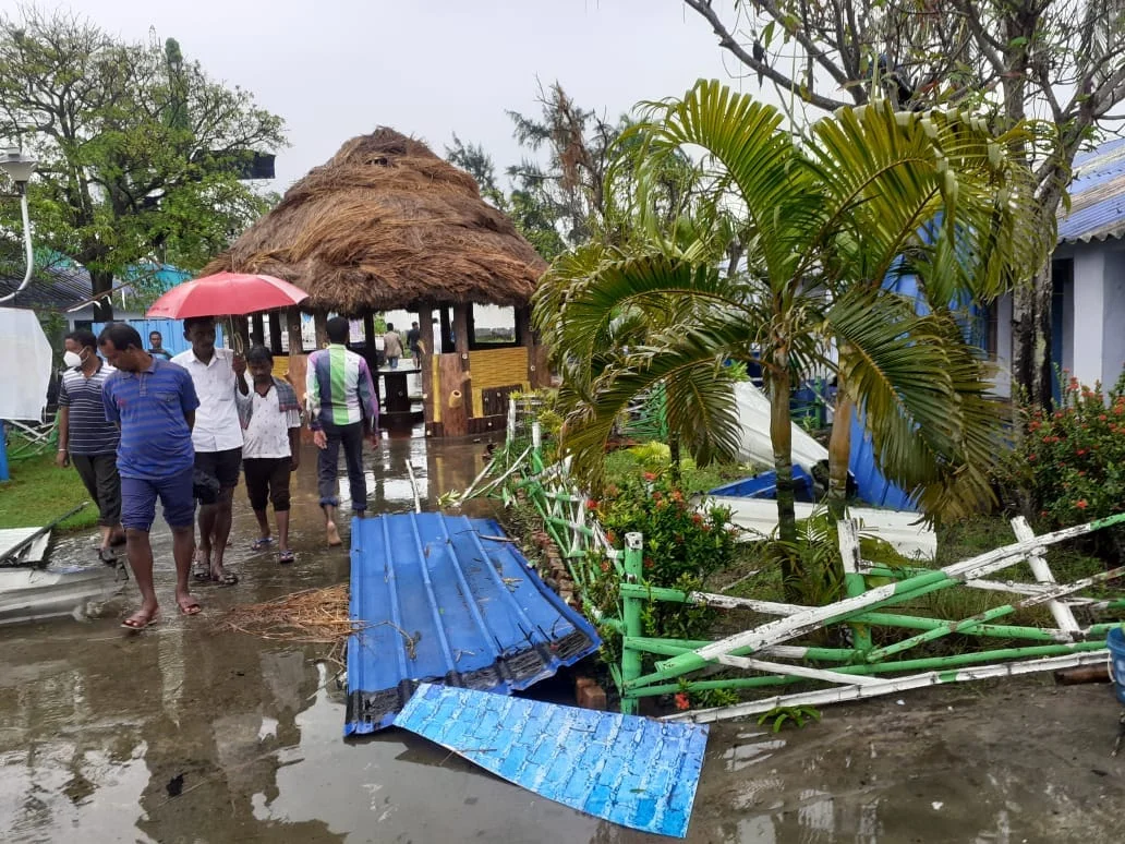 নিম্নচাপের প্রভাব ও সাগরে স্থলভূমিতে টর্নেডো, ঝড়ে উড়ল টিন- অ্যাসবেস্টর