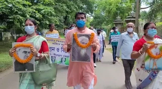 'দড়ি ধরে মারো টান,  ভিসি হবে খান খান' স্লোগান বিশ্বভারতীর আন্দোলরত পড়ুয়াদের
