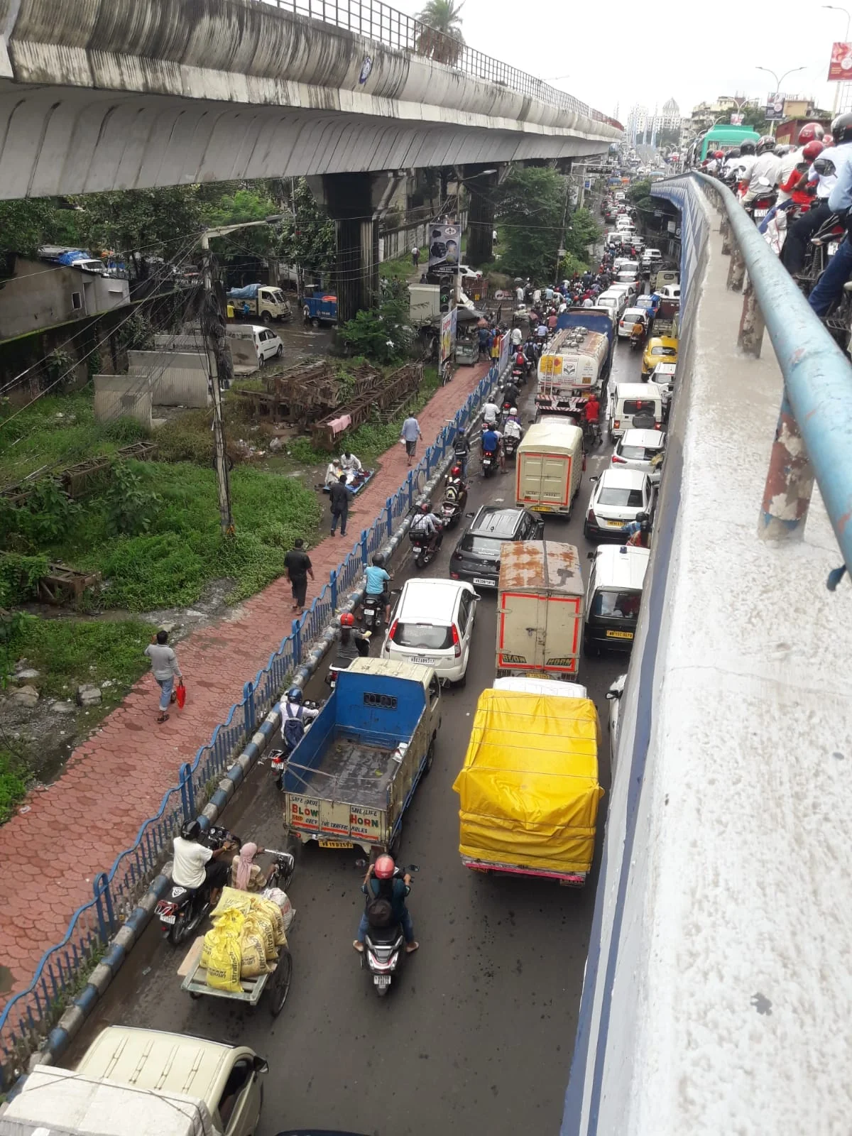 জলযন্ত্রণা থেকে তীব্র যানজট, গুণতে হচ্ছে দ্বিগুণ ভাড়া, নাকাল শহরবাসী