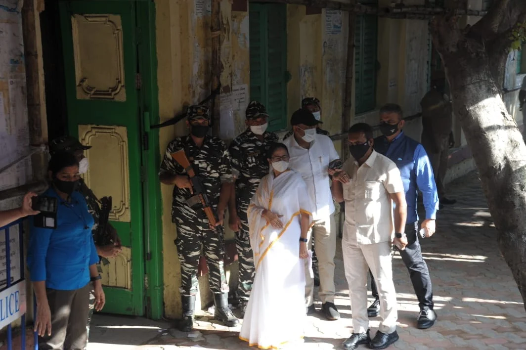 ভোট দিলেন মমতা বন্দ্যোপাধ্যায়