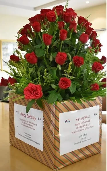 নরেন্দ্র মোদির জন্মদিনে ৭১টি গোলাপ পাঠিয়ে শুভেচ্ছা শেখ হাসিনার