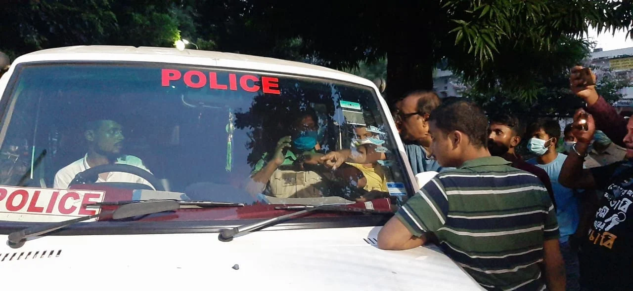 আদালতের নির্দেশ উপাচার্যের গেটের তালা ভাঙল পুলিশ, খুলে দেওয়া হল সিসিটিভি